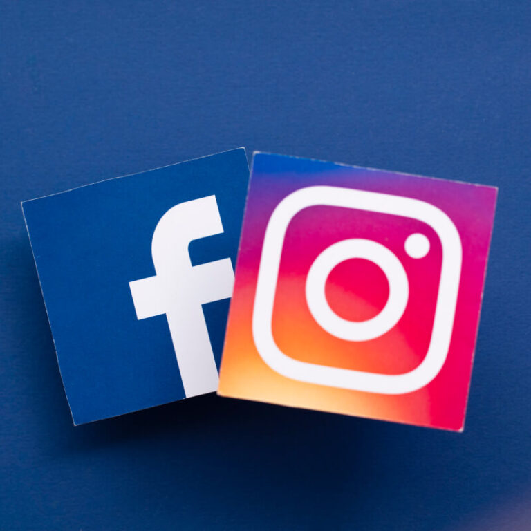 Logo aplikacji Facebook i Instagram na niebieskim tle