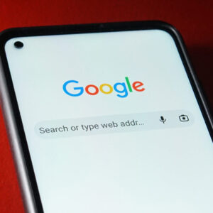 Telefon z wyświetloną wyszukiwarką Google