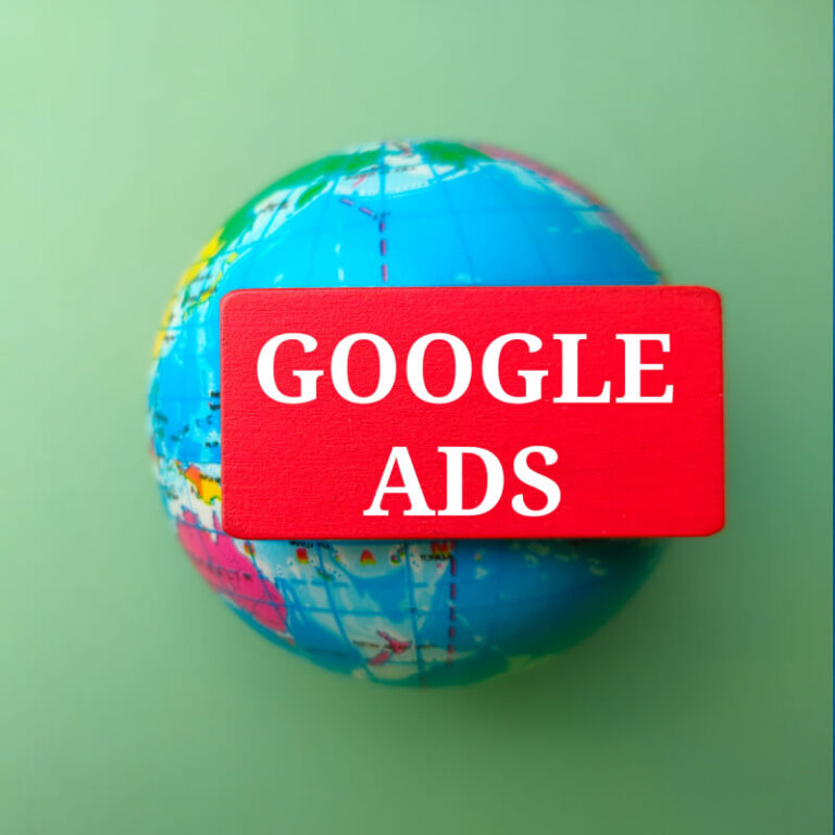 Napis Google Ads na tle globusu