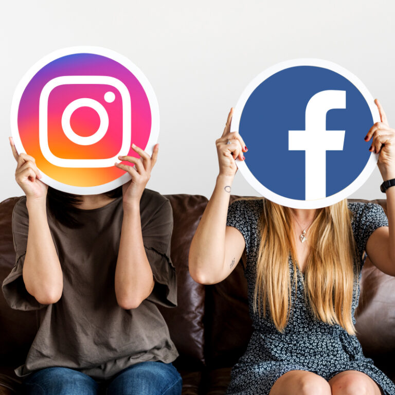 Osoby trzymające logo Facebooka i Instagrama