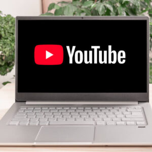 Laptop z log YouTube na ekranie