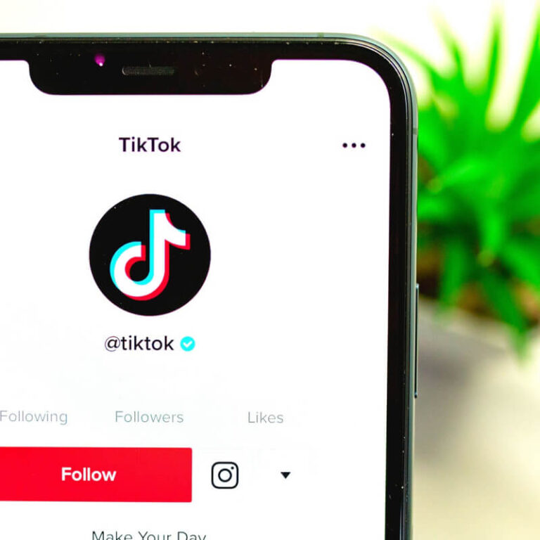 Wycinek przedstawiający telefon wyświetlający oficjalne konto TikTok w aplikacji