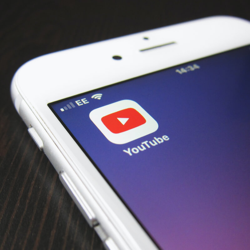 Ikona aplikacji YouTube widoczna na ekranie telefonu