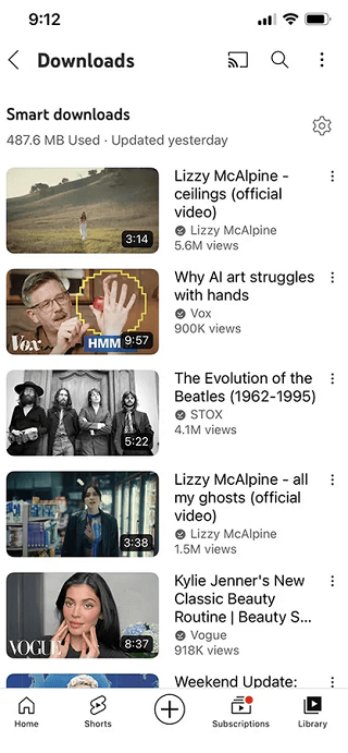 Zrzut ekranu przedstawiający inteligentne pobieranie, jedną z korzyści YouTube Premium