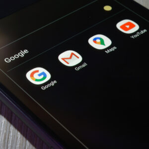 Zrzut ekranu telefonu z aplikacjami Google Gmail Google Maps i YouTube