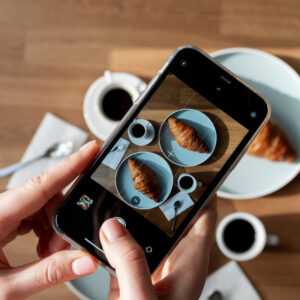 Osoba robiąca zdjęcie śniadania na Relacje na Instagram