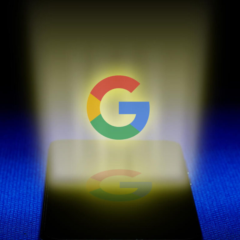 Logo Google w białej poświacie telefonu komórkowego