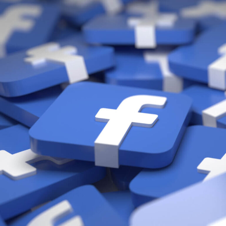 Kwadratowe logo Facebooka rozsypane na stole