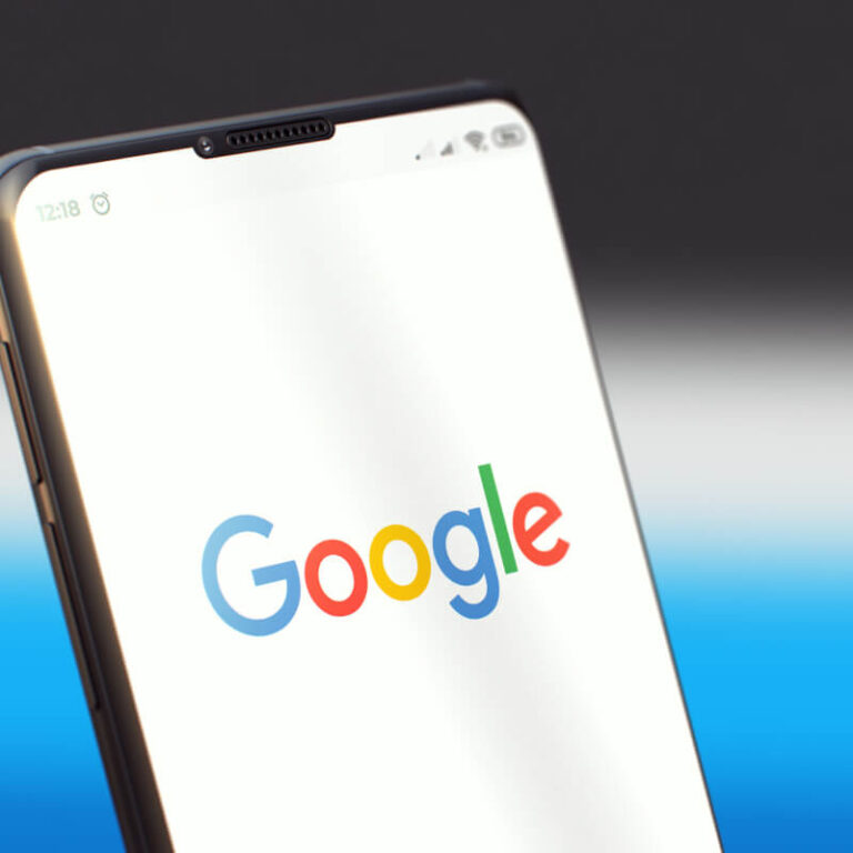 Telefon z logo wyszukiwarki Google na ekranie