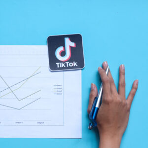 Analiza reklam na TIkToku za pomocą wykresów leżących na niebieskim tle