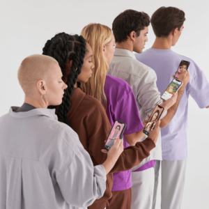 Grupa prartnerów trzymająca w dłoniach telefonu z feedem aplikacji Instagram na ekranie