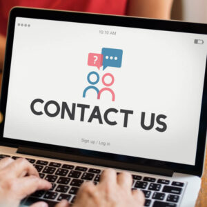 Ekran laptopa z widoczną funkcja obsługa klienta za pomocą czatu