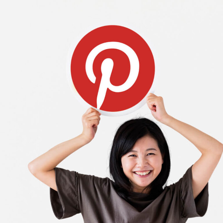 Osoba w brązowej koszulce trzymająca w dłoniach logo aplikacji Pinterest