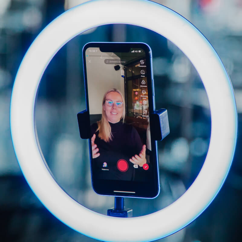 Telefon z osobą nagrywającą filmy na TIkTok