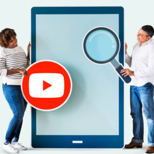 Dwie osoby stojące przy dużym tablecie z logo YouTube i logo w dłoniach