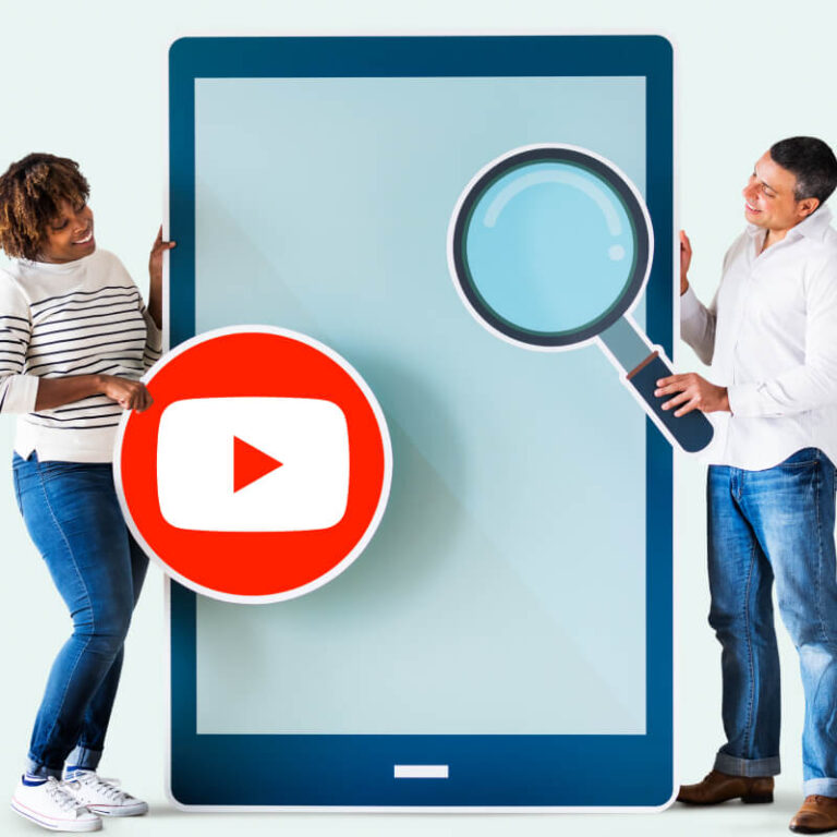 Dwie osoby stojące przy dużym tablecie z logo YouTube i logo w dłoniach