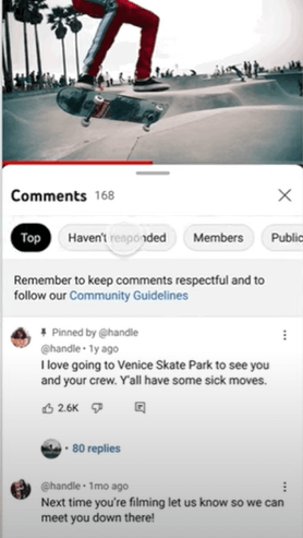 Zrzut ekranu przedstawiający filtry komentarzy pod filmem w aplikacji YouTube 