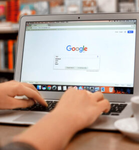 Osoba używająca wyszukiwarki Google na laptopie