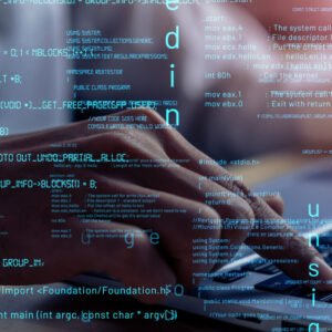 Język kodowania na tle dłoni na klawiaturze laptopa