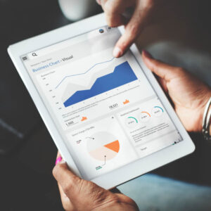 Osoby analizujące raport analytics na tablecie