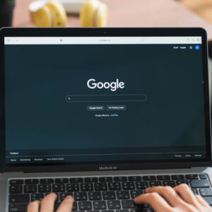 Laptop z wyszukiwarką Google na ekranie