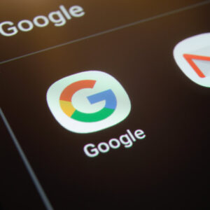 Ekran telefonu z widocznymi ikonkami aplikacji Google i Gmaiil