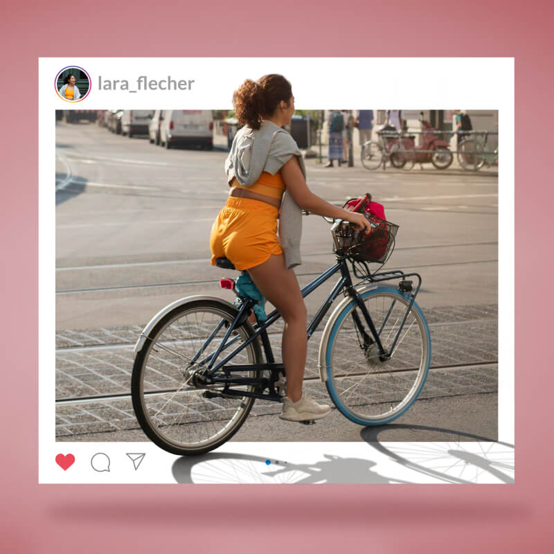 Post 3Dz aplikacji Instagram, na różowym tle.