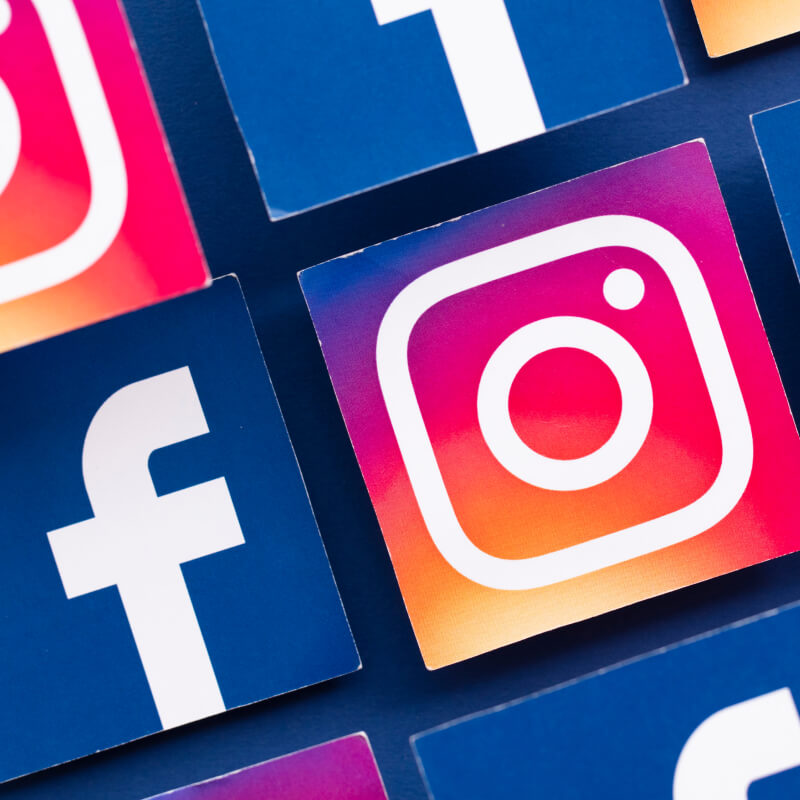 Logo aplikacji Facebook i Instagram od Meta ułożone w kwadraty