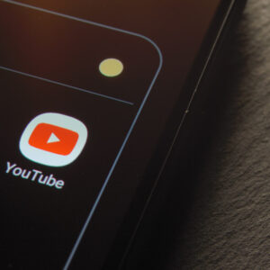 Róg ekranu smartfonu z wyświetlona ikonką aplikacji YouTube