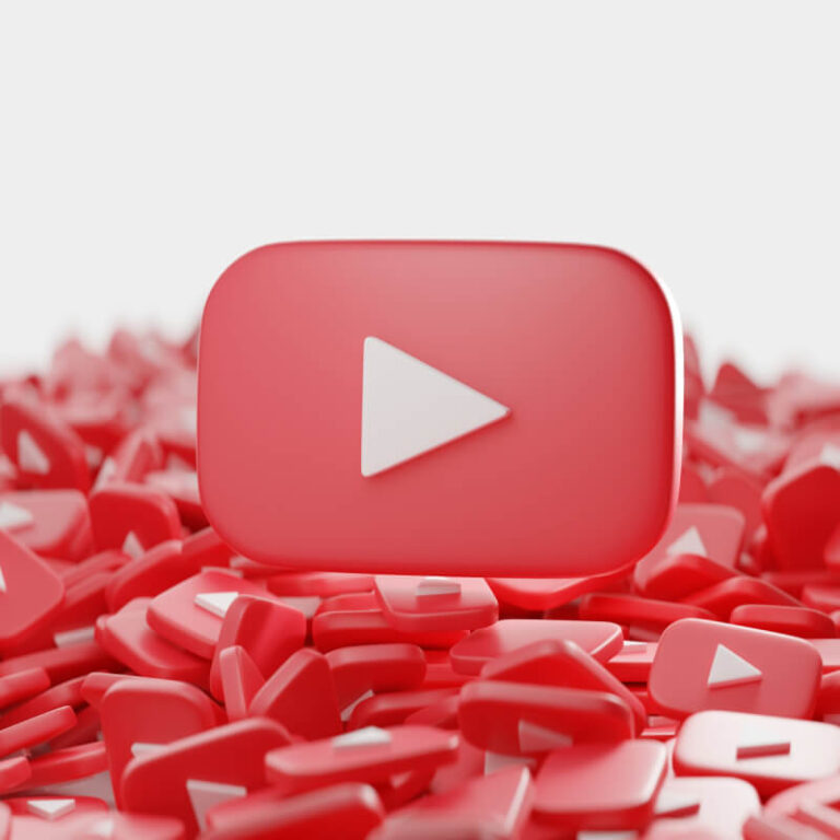 Logo YouTube na tle innych logo porozrzucanych po białej powierzchni