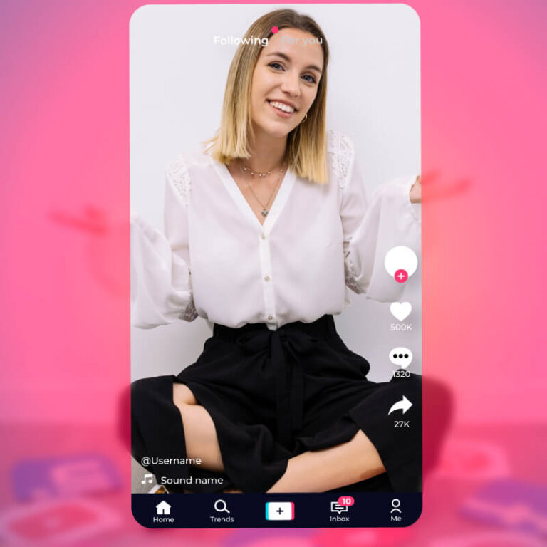 Ekran telefonu z widocznym feedem aplikacji TikTok na różowym tle