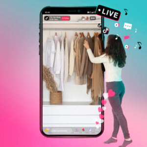 Osoba stojąca przy grafice telefonu wyświetlającego sklep w aplikacji TIkTok