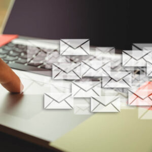 Ikony wiadomości e-mail na tle laptopa