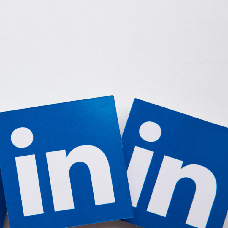 Dwa kwadraty z logo LinkedIn na białym tle