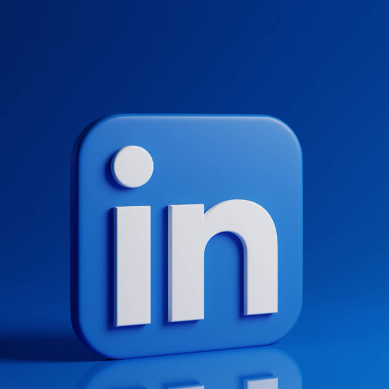 Logo aplikacji LinkedIn na niebieskim tle