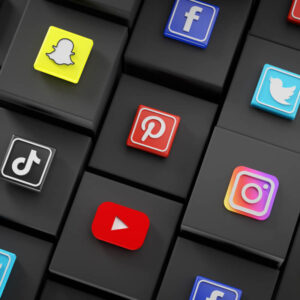 Logo mediów społecznościowych na czarnych kwadratach