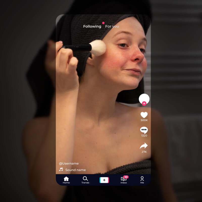 Zrzut ekranu aplikacji TikTok z nagraniem malującej się osoby