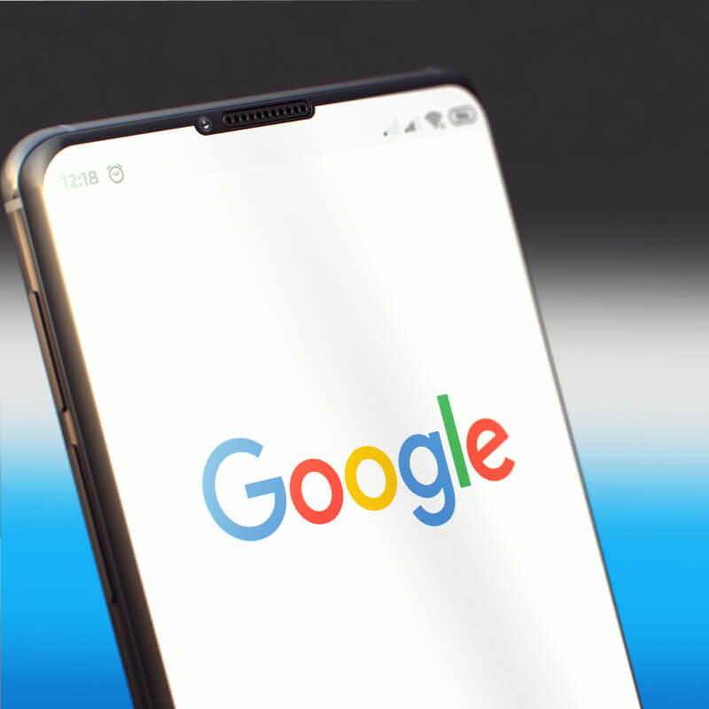 Telefon komórkowy z logo Google na białym ekranie