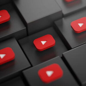 Kilka logo aplikacji YouTube na czarnych kafelkach