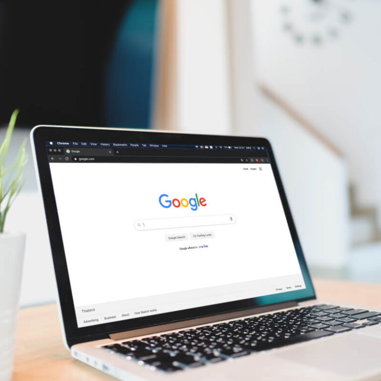 Laptop z logo Google na ekranie