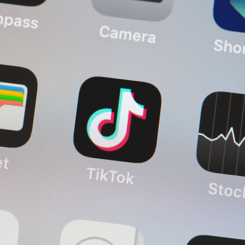 Ekran smartfona z ikonami aplikacji, w tym TikTok