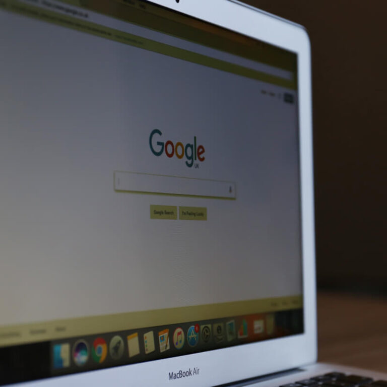 Ekran laptopa z wyszukiwarką Google na ekranie